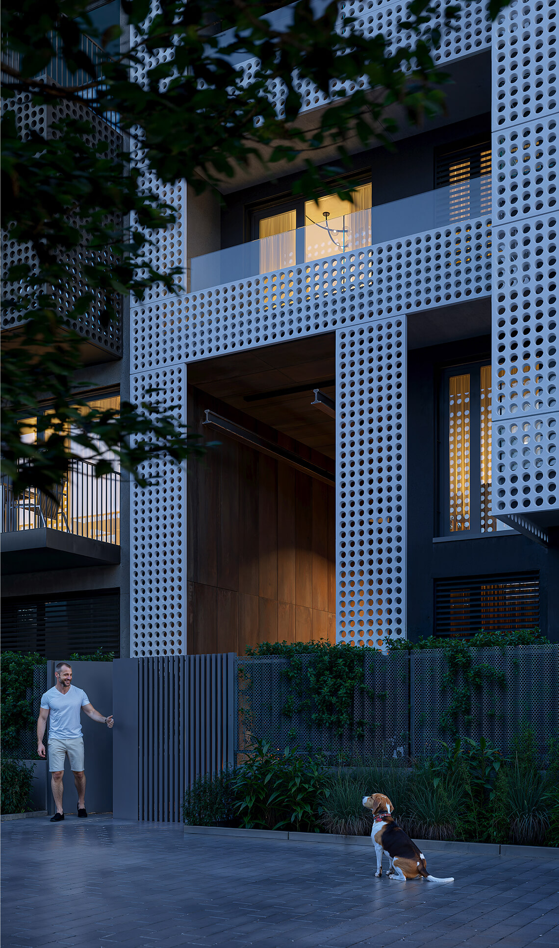 Exteriér rezidenčního projektu Yards Žižkov s moderní fasádou.