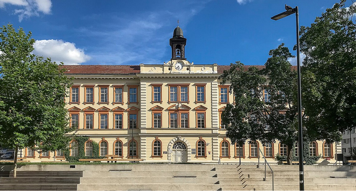 Gymnázium a hudební škola města Prahy v okolí Yards Žižkov.